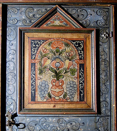 décor de fruits sur armoire du XVIIIe siècle