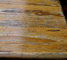 table en bois vernissée avant décapage